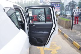 2013款Jeep指南者2.0L两驱运动版