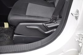 2013款Jeep指南者2.0L两驱运动版