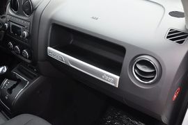2013款Jeep指南者2.0L两驱运动版