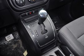 2013款Jeep指南者2.0L两驱运动版