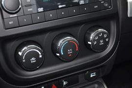 2013款Jeep指南者2.0L两驱运动版
