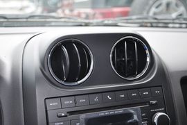 2013款Jeep指南者2.0L两驱运动版