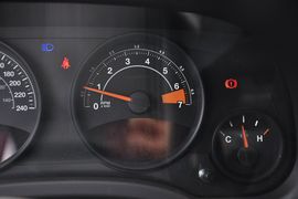 2013款Jeep指南者2.0L两驱运动版