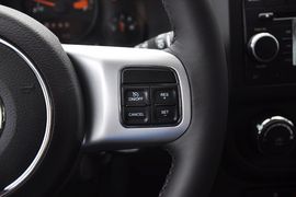 2013款Jeep指南者2.0L两驱运动版