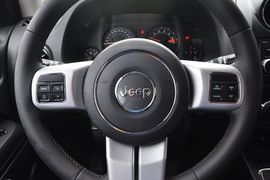 2013款Jeep指南者2.0L两驱运动版