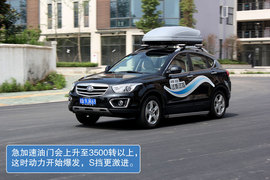 高转速发动机带来SUV运动风　试驾奔腾X80