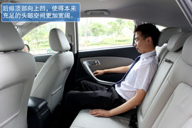 高转速发动机带来SUV运动风　试驾奔腾X80