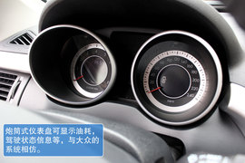 高转速发动机带来SUV运动风　试驾奔腾X80