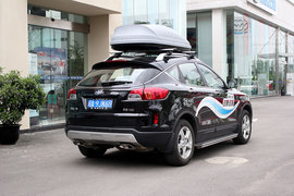 高转速发动机带来SUV运动风　试驾奔腾X80