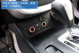 高转速发动机带来SUV运动风　试驾奔腾X80