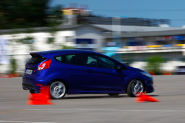 2013款福特嘉年华ST场地试驾实拍