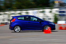 2013款福特嘉年华ST场地试驾实拍