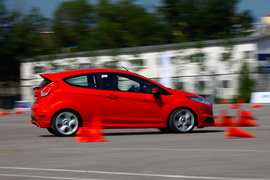 2013款福特嘉年华ST场地试驾实拍