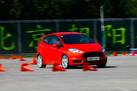 2013款福特嘉年华ST场地试驾实拍