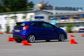 2013款福特嘉年华ST场地试驾实拍