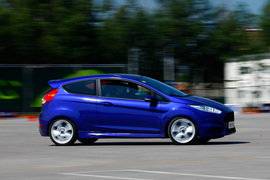 2013款福特嘉年华ST场地试驾实拍