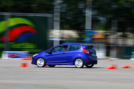 2013款福特嘉年华ST场地试驾实拍