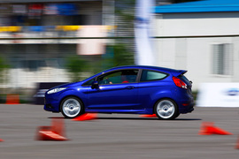 2013款福特嘉年华ST场地试驾实拍