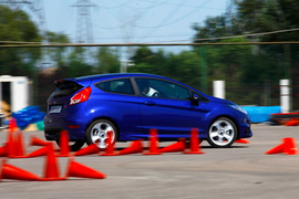 2013款福特嘉年华ST场地试驾实拍