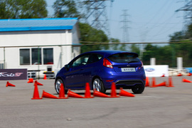 2013款福特嘉年华ST场地试驾实拍