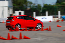 2013款福特嘉年华ST场地试驾实拍