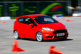 2013款福特嘉年华ST场地试驾实拍