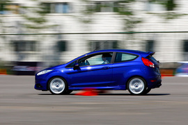 2013款福特嘉年华ST场地试驾实拍