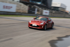 日产跑车特训营中的淑女