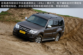 2014款三菱帕杰罗3.0L精英超越型试驾实拍