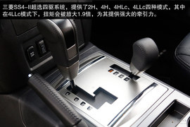 2014款三菱帕杰罗3.0L精英超越型试驾实拍