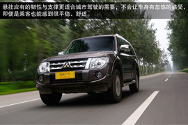 2014款三菱帕杰罗3.0L精英超越型试驾实拍