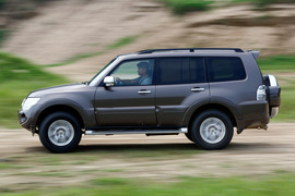 2014款三菱帕杰罗3.0L精英超越型试驾实拍