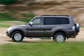 2014款三菱帕杰罗3.0L精英超越型试驾实拍