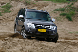 2014款三菱帕杰罗3.0L精英超越型试驾实拍