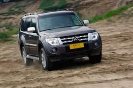 2014款三菱帕杰罗3.0L精英超越型试驾实拍