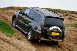 2014款三菱帕杰罗3.0L精英超越型试驾实拍