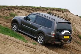 2014款三菱帕杰罗3.0L精英超越型试驾实拍