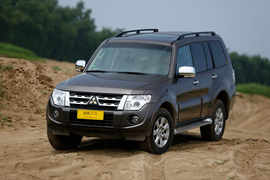 2014款三菱帕杰罗3.0L精英超越型试驾实拍