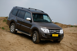 2014款三菱帕杰罗3.0L精英超越型试驾实拍