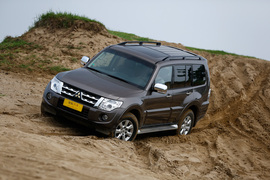 2014款三菱帕杰罗3.0L精英超越型试驾实拍