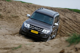 2014款三菱帕杰罗3.0L精英超越型试驾实拍