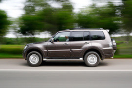 2014款三菱帕杰罗3.0L精英超越型试驾实拍