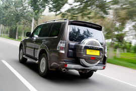 2014款三菱帕杰罗3.0L精英超越型试驾实拍