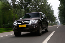 2014款三菱帕杰罗3.0L精英超越型试驾实拍