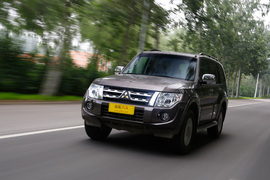 2014款三菱帕杰罗3.0L精英超越型试驾实拍