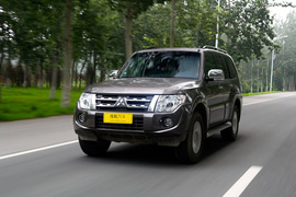   2014款三菱帕杰罗3.0L精英超越型试驾实拍
