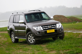 2014款三菱帕杰罗3.0L精英超越型试驾实拍