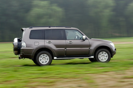 2014款三菱帕杰罗3.0L精英超越型试驾实拍