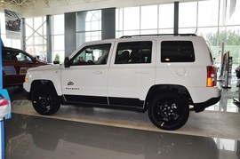 2014款Jeep自由客2.4L蛇形珍藏版