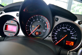 实拍2013款日产370Z